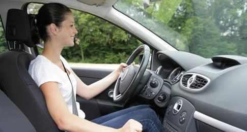 Não cuidar da postura pode estragar sua viagem em família e também gerar dores e incômodos ao motorista 