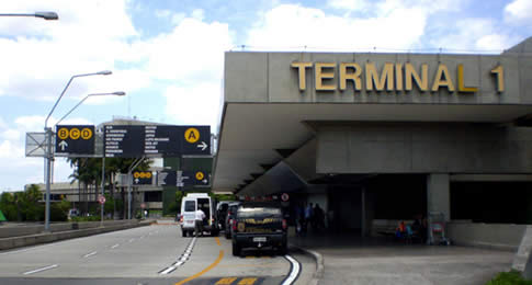 Transfer é oferecido a Clientes da companhia e facilita o trânsito entre os terminais do aeroporto paulista em horários programados ao longo do dia