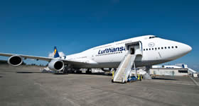 A Lufthansa está lançando uma nova tecnologia para as etiquetas de bagagem. Agora, os passageiros dos voos entre Frankfurt e Tóquio (Narita) podem imprimi