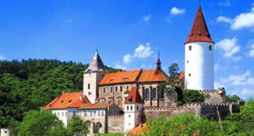 O nome oficial é Burgenstrasse (Trilha do Castelo,) e é um dos mais belos passeios na República Tcheca. Ele começa em Praga, conecta uma série de castelos e passa por outros atraentes destinos turísticos como Cheb eBečov nad Teplou , na Boêmia oriental, além de igrejas e mosteiros medievais