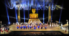 Festivais de ópera ao ar livre sob a grande abóbada do brilho das estrelas existem em todo o mundo. Numerosos locais históricos e arqueológicos, como a fa