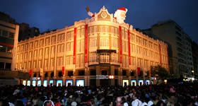 Curitiba é considerada uma cidade símbolo do Natal, data em que a cidade se enche de luz e atrai turistas de todas as partes do mundo para ver de perto os 