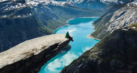 Em sua viagem para a Noruega, a natureza é uma companhia diária e bem-vinda. Todos os dias ela se mostra radiante e te convida para sair de seu hotel e apr