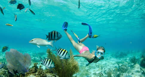 As Ilhas Cayman são um território britânico ultramarino localizado no Caribe a apenas uma hora de voo de Miami.