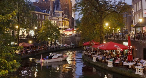 Cidade medieval, a 40 quilômetros de Amsterdã, é fácil de ser explorada, tem atmosfera jovem, vida noturna agitada