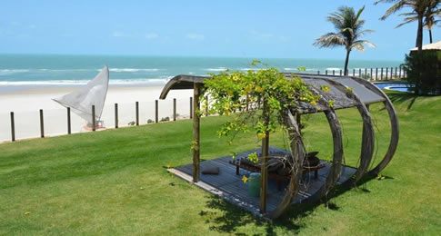 O Carmel Charme Resort tem localização privilegiada, no município de Aquiraz, no Ceará, à beira da bela praia de Barro Preto