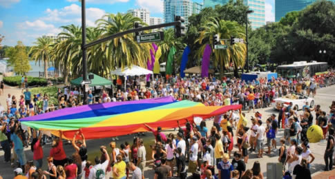 A Flórida é um dos destinos mais importantes do mundo quando se trata de festividades LGBT+, desde agitadas festas, paradas do orgulho LGBT+ até os Gay Days, no Walt Disney World Resort.