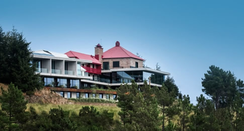 A 1.200 metros de altitude, Burel Panorama Hotel surpreende pelo luxo e vista das montanhas do Centro de Portugal