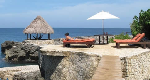 Hotéis de luxo da Jamaica oferecem experiências customizáveis e amenities para viajantes que buscam um escape suntuoso