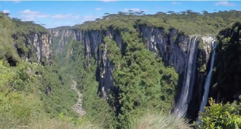 Programação especial para casais no feriado prolongado inclui hospedagem em chalés em meio à natureza, passeios pela região e música ao vivo no hotel 