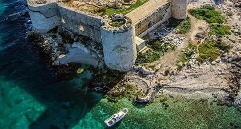 Situada ao longo do litoral, na parte oriental da Riviera Turca, a região possui a água do mar mais cristalina ao longo da costa