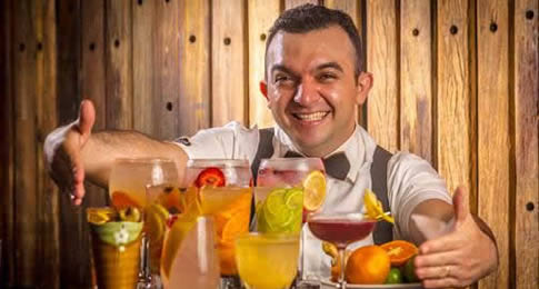 O bartender Clayton criou novos drinks de verão para acompanhar deliciosos petiscos e pratos do cardápio!