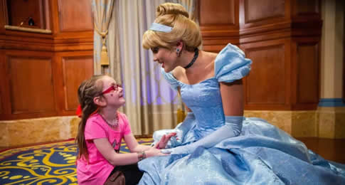 A própria Cinderela espera os visitantes no Princess Fairytale Hall, localizado próximo ao seu castelo no Magic Kingdom.