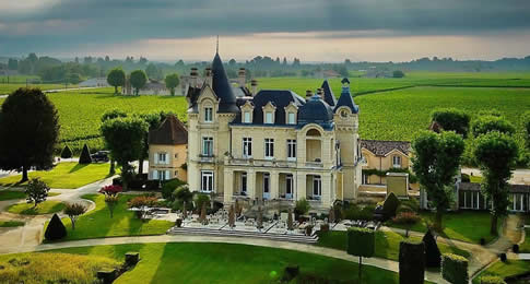 Uma dica de hospedagem na cidade é o Château Grand Barrail Hôtel