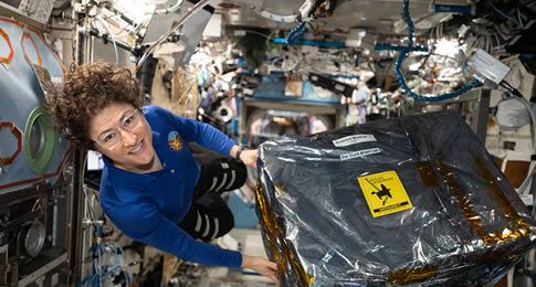 Por mais de 60 anos, os astronautas operam em pequenos espaços e longe dos entes queridos