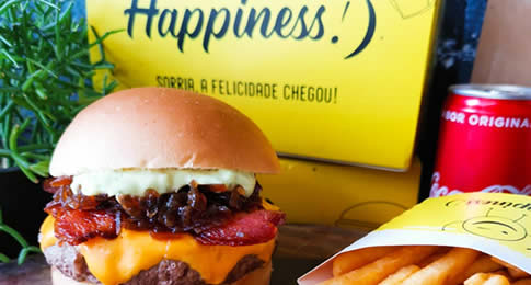 Fonte principal do Movimento Happiness, restaurante inicia vendas de novo hambúrguer que leva cheddar, cebola caramelizada e bacon

