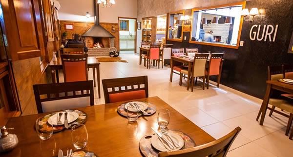 Restaurante localizado no Vale dos Vinhedos dribla crise, reforçando proposta de confiança entre chef, equipe e clientes, servindo pratos que respeitam a sazonalidade e o preparo no fogo