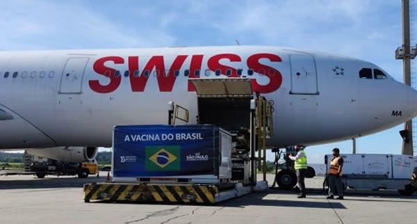 Uma aeronave da SWISS pousou na manhã desta sexta-feira, 18/12, no Aeroporto Internacional de Guarulhos, em São Paulo, com uma carga de mais de 14 toneladas de vacinas prontas da COVID-19. O carregamento proveniente de Beijing, na China, fez escala em Zurique; de onde o voo LX 96 partiu com destino à São Paulo na noite de 17 de dezembro.
