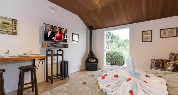 O Villa Belle Chalés possui espaço de relaxamento com ofurô e sauna