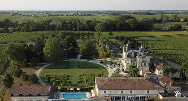 A partir do Château Hôtel Grand Barrail, viajantes podem explorar os cenários e a cozinha estrelada da região de Saint-Émilion
