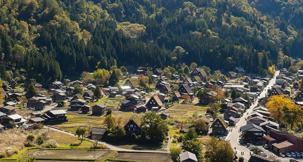 Datadas do século XVII, as vilas históricas em Shirakawa-go e Gokayama atraem visitantes que buscam conhecer e vivenciar o Japão antigo
