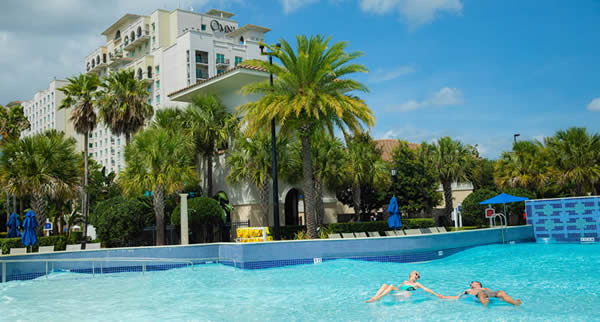 Visitantes podem desfrutar da piscina ao ar livre, de uma piscina de ondas, uma piscina familiar com toboágua, um longo lazy river, além da piscina só de adultos