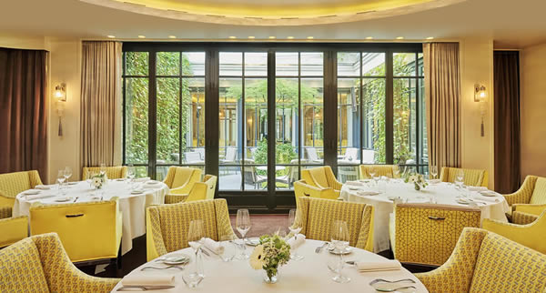 Restaurantes como o Le Baudelaire, dentro do hotel Le Burgundy Paris, exploram o melhor da culinária local
