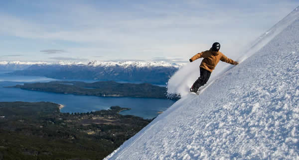 Há opções para esquiadores novatos, experts, e mesmo para quem prefere ver a neve sem se aventurar nas pistas