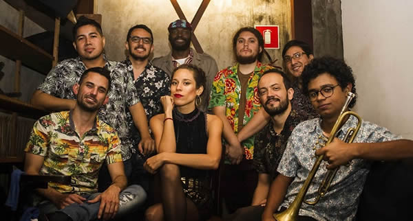 Instrumentistas de países como Chile, Cuba, Venezuela e Brasil formam La Caravana Orquestra, que interpreta ritmos como salsa, mambo, bolero, cha-cha-cha e cumbia, entre outros