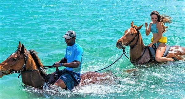 Existem muitas maneiras de explorar a Jamaica e uma delas é a cavalo.