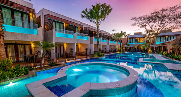 As piscinas privativas disponíveis em três categorias de hospedagem são um dos destaques do empreendimento.