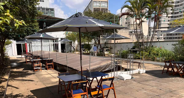 Em comemoração ao aniversário da bartender, Nega, o primeiro evento traz um pouco dos dois estabelecimentos, com música ao vivo e opções variadas de comida e bebidas