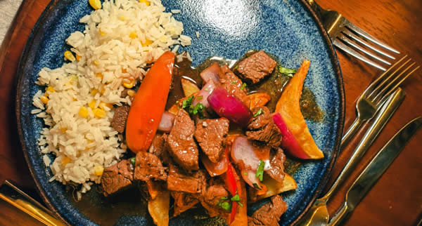 Celebrar as riquezas e a diversidade da gastronomia latino americana por dois chefs que vivenciam e exploram diferentes culturas dentro do mesmo continente