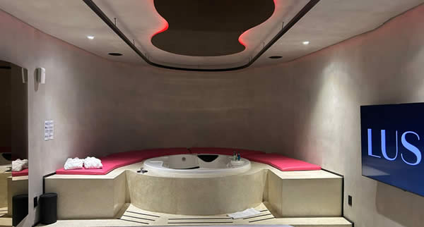 O Motel Lush inaugura sua segunda unidade na Lapa, em São Paulo, com suítes temáticas inéditas, festa para convidados, tour guiado e gastronomia autoral. Confira como foi a abertura do novo hotspot paulistano de design, prazer e lifestyle.