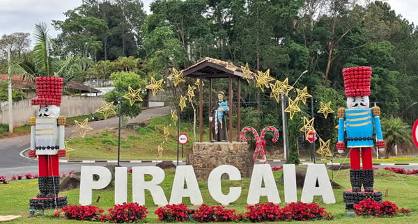 Piracaia (SP) apresenta o maior Natal Luz de sua história, de 29 de novembro a 23 de dezembro, com projeção mapeada, parada natalina, Casa do Papai Noel, desfiles, shows e decoração especial. Entrada gratuita.
