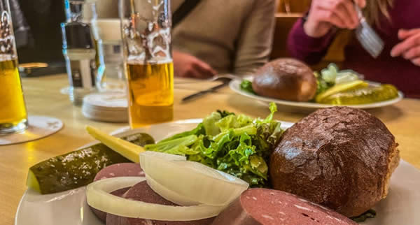 Descubra o Fork and Walk, tour gastronômico em Colônia que combina história, cerveja Kölsch e pratos típicos como Halve Hahn, Käsekuchen, Döner e Reibekuchen.