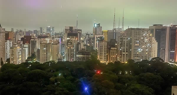 Experiência no Rooftop SEEN do Hotel Tivoli Moffarej combina gastronomia sofisticada, coquetelaria autoral, DJ e vista panorâmica em ambiente cosmopolita.
