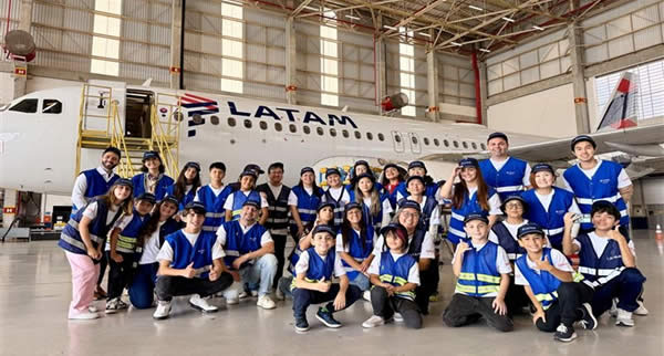 Convidados da Quickly Travel visitam centro de manutenção da LATAM em Guarulhos durante ação do Brighter JTB Earth Project focada em sustentabilidade no turismo.