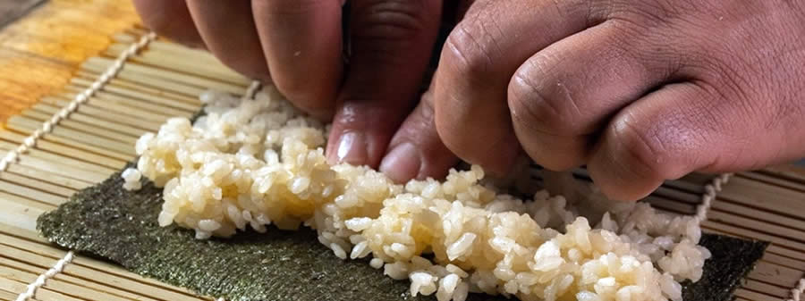 Chef com estrela Michelin reinventa arroz de sushi com técnica Edomae no Brasil
