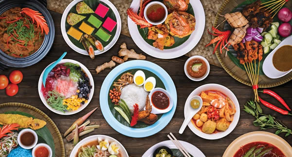 Da comida de rua em Kuala Lumpur aos sabores tradicionais de Penang e Borneo, a Malásia reúne influências malaias, chinesas e indianas em uma das gastronomias mais ricas da Ásia.