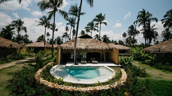 O Primitivo Hotel & Villas, na Rota Ecológica dos Milagres, em Alagoas, oferece bangalôs de luxo, gastronomia autoral e experiências imersivas em meio à natureza.
