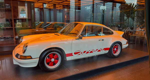 Primeiro hub de experiências permanente da Porsche nas Américas reúne restaurante, design, música, obras de arte e cultura automotiva em um ambiente que vai além do universo dos carros
