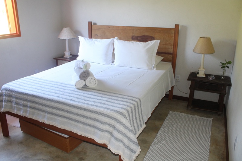 Casinhas do Lago oferece hospedagem em meio à natureza entre Itapira e Jacutinga, com cabanas charmosas, lago, trilhas e experiências rurais.