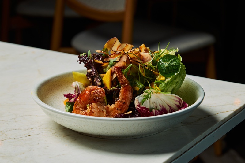 Experiência “Her Signature” homenageia grandes chefs da gastronomia internacional em três atos: frescor, técnica e doçura