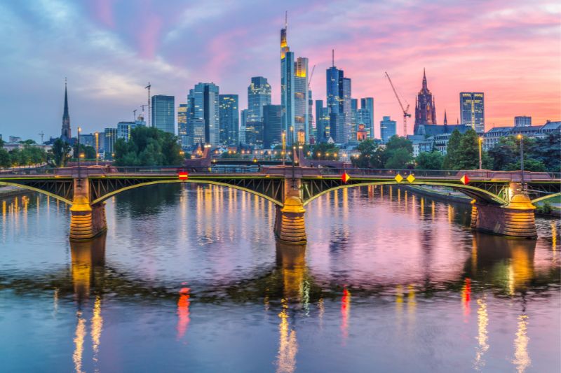 Entre um centro histórico reconstruído, bairros criativos e tradições preservadas, Frankfurt mostra por que merece muito mais do que uma rápida conexão aérea.