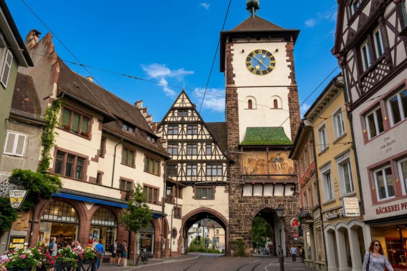 Cidade medieval, vinhedos tecnológicos, parque temático, trilhas, gastronomia e águas termais fazem de Baden-Württemberg um dos destinos mais completos da Alemanha.
