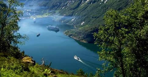 A Noruega é um país muito bem estruturado rodeado por belíssimas paisagens, sendo que a maior parte são formações naturais. Partindo deste ponto, é fácil entender como algumas das atrações mais famosas são consideradas Patrimônio Mundial da UNESCO e integ
