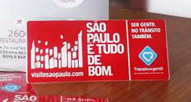 Edição especial de 50 anos do Guia Brasil traz adesivo da campanha encartado. A campanha do São Paulo Convention & Visitors Bureau (SPCVB) está presente n