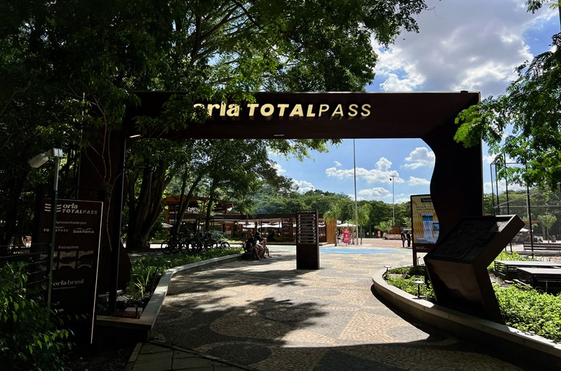 Descubra a Orla TotalPass no Villa-Lobos: novo espaço com atividades esportivas, aulas coletivas, eventos e sunset diário. Uma das novidades de lazer em SP.