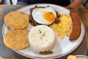 O Original Bar, em Moema, é um clássico de São Paulo que une chope premiado, caipirinhas perfeitas, petiscos icônicos e pratos como o Picadinho e o Filé à Parmegiana — além de uma rabanada inesquecível.